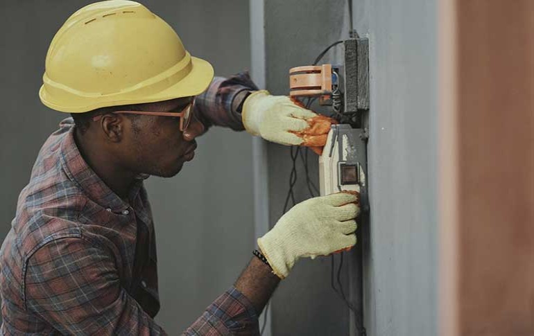 Por qué es esencial renovar la instalación eléctrica de tu hogar con el tiempo