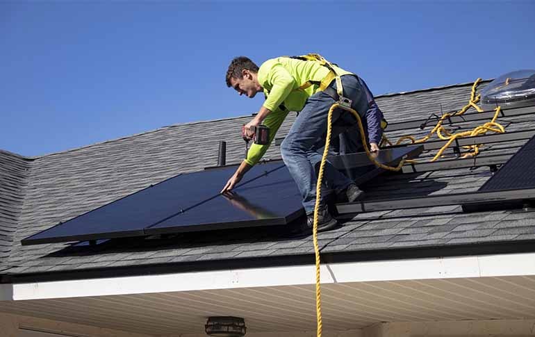 Mantenimiento y Cuidado de Paneles Solares en Casa